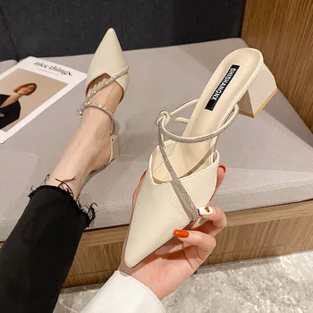 Norādīja toe slinks personas, kuras valkā čības sieviešu kurpes 2022. gada pavasarī jauno modes mūļu vienas kurpes bieza papēža pusi čības, sandales
